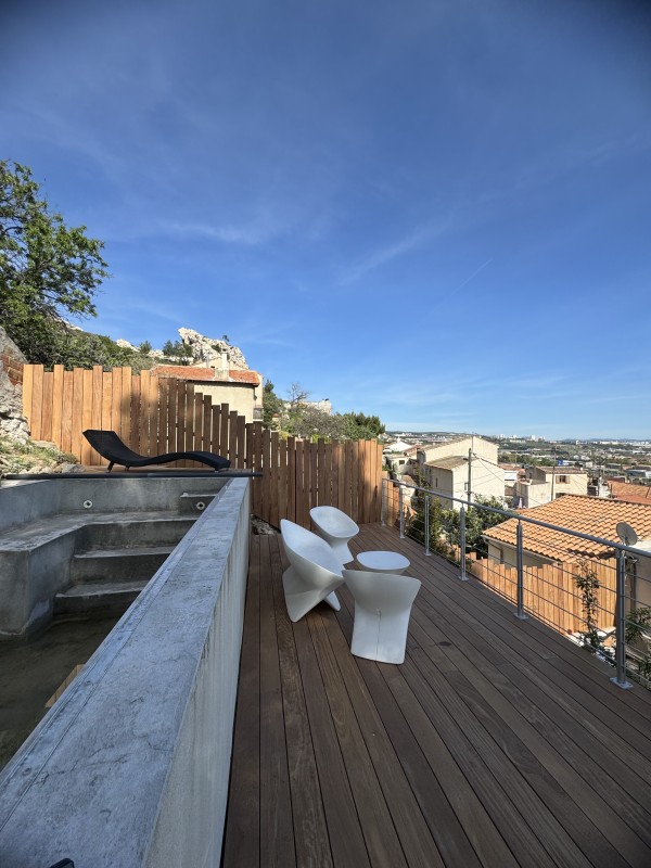  terrasse en bois exotique suspendu en cumaru à l’Estaque