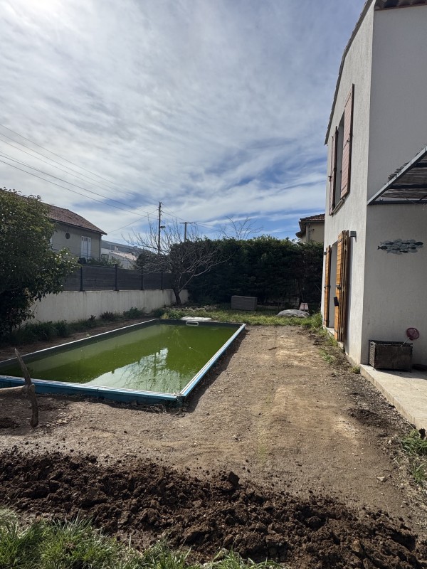 Réalisation d’une plage de piscine en bois exotique sur mesure sur plots dans le 9ᵉ arrondissement de Marseille