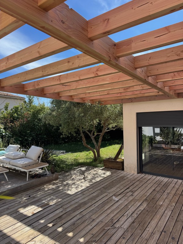 Réalisation d’une pergola adossée sans poteau en Douglas sur-mesure à Pélissanne