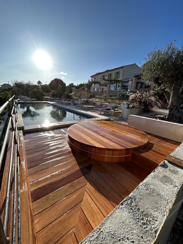 Créateur de plage de piscine en bois sur mesure à Marseille.