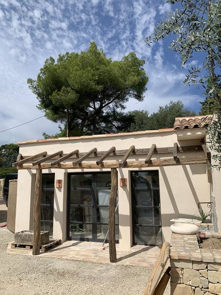 pergola en bois pour terrasse sur mesure avec installation professionnelle situé à proximité de Allauch Plan de Cuques
